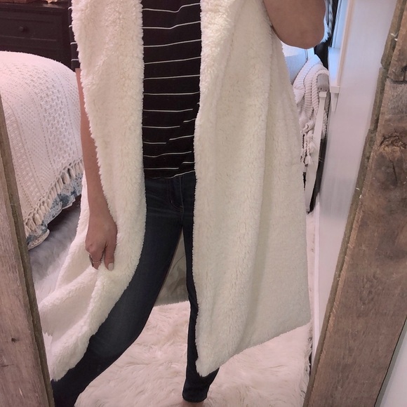 Forever 21 medium ivory fuzzy teddy bear sleeveless duster jacket - Picture 6 of 9